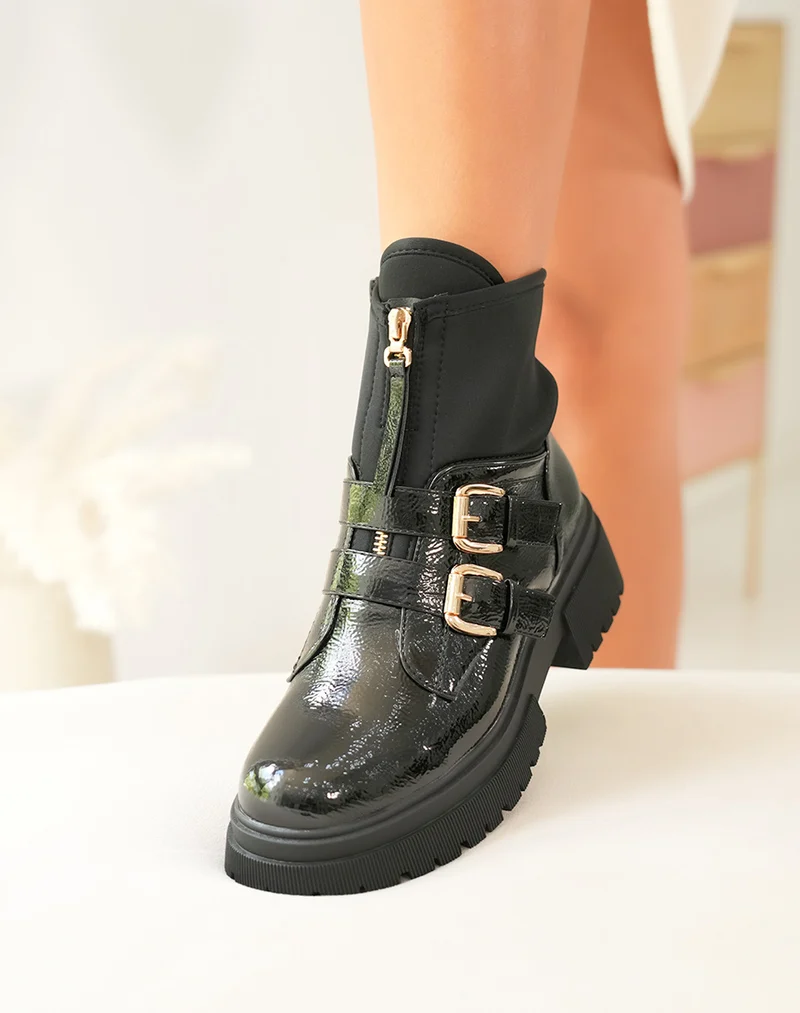 Bottines en vinyle noir: Audace et raffinement