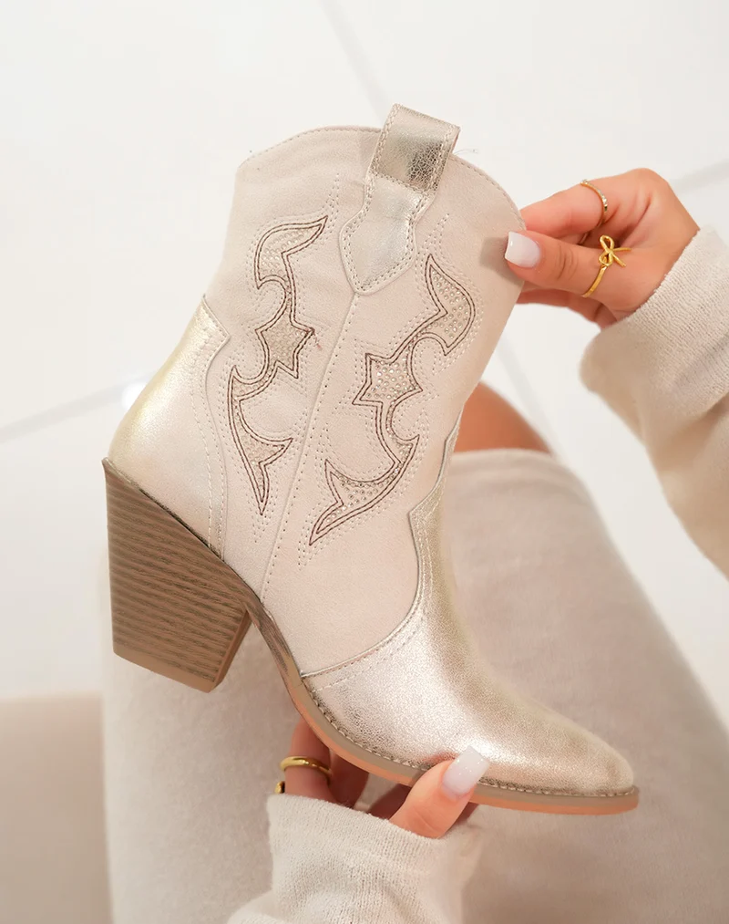 Santiags femme beige en suédine avec effet métallisé doré et strass talon biseauté
