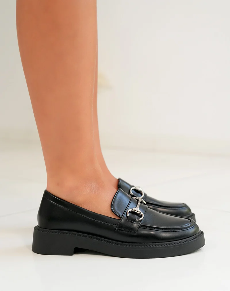 Mocassin femme noir avec semelle lisse et double boucle argentée