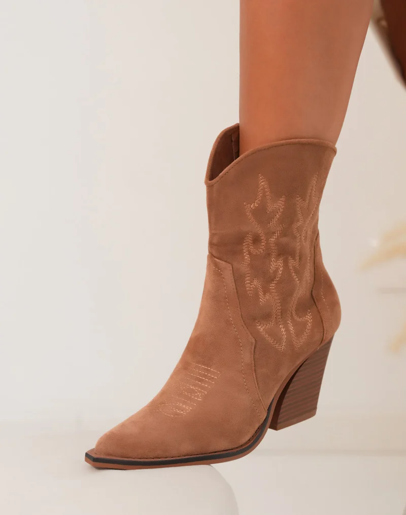 Bottes marron en suédine à talon style santiags