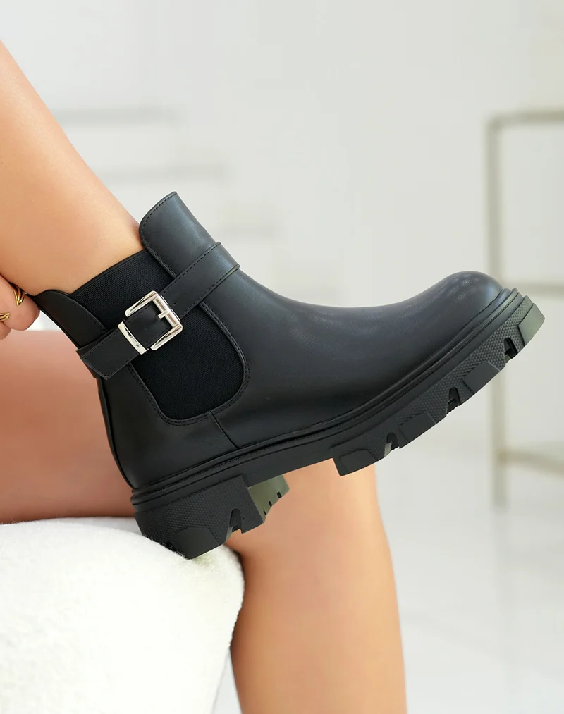 Bottines noires style chelsea avec lanières argentées et semelle épaisse crantée