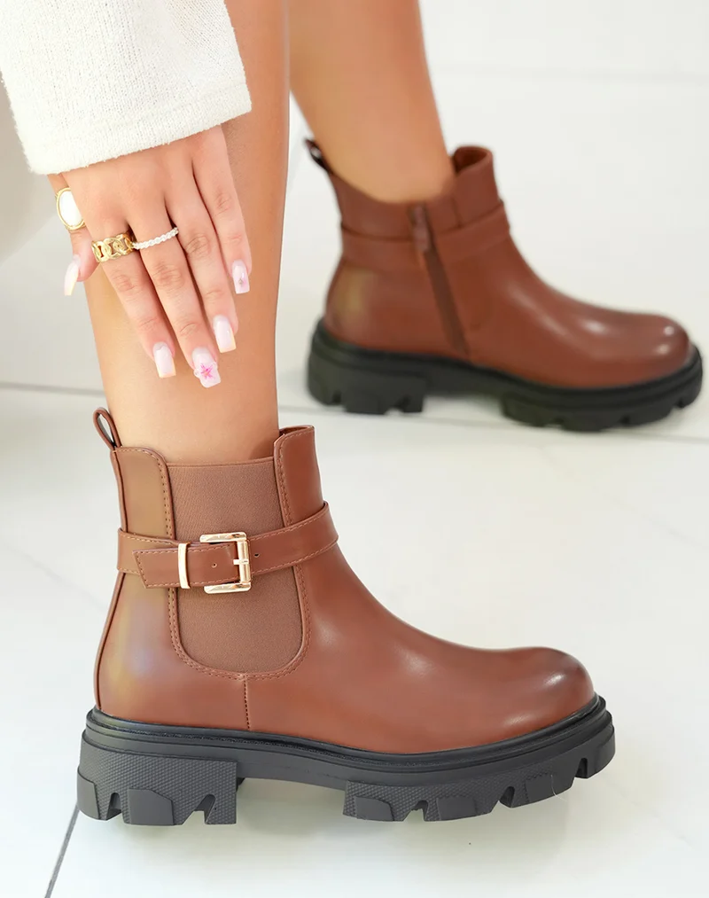 Bottines marron style chelsea avec lanières argentées et semelle épaisse crantée