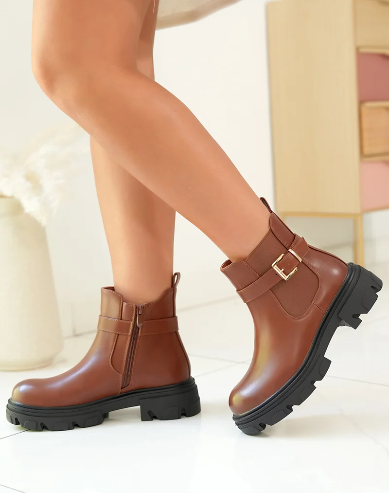Bottines marron style chelsea avec lanières argentées et semelle épaisse crantée