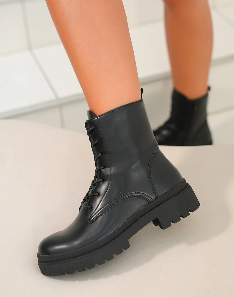 Bottines noires à lacet avec semelle épaisse crantée