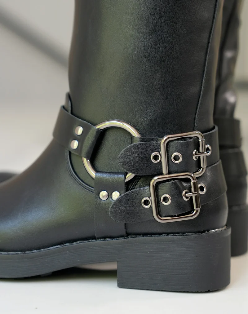 Bottes noires à lanières à boucle argentée pour femme