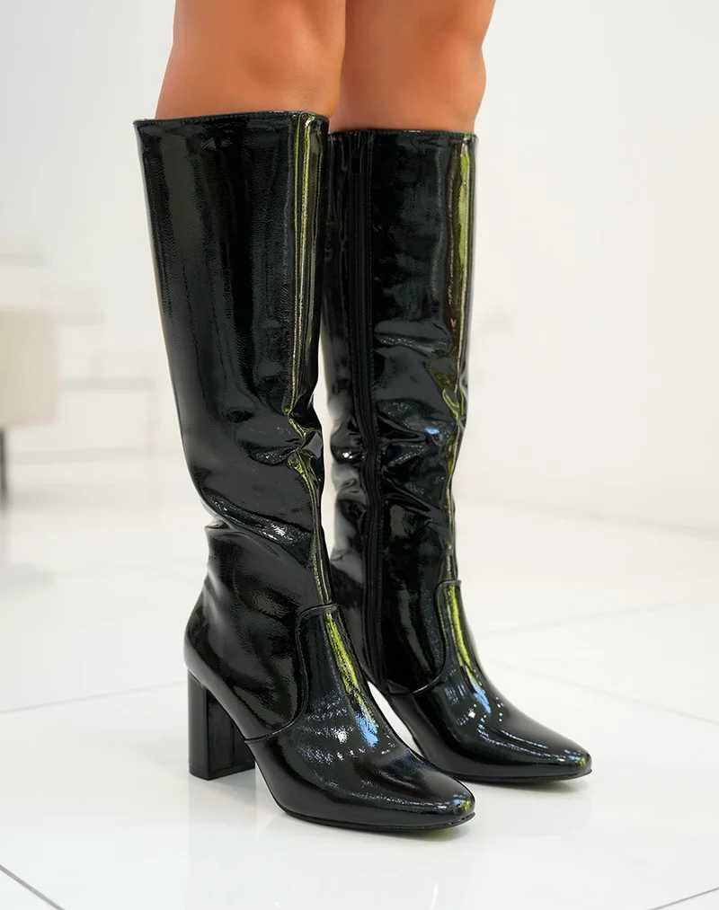 Bottes Noires Vernies à Talons : Brillance et Élégance Urbaine