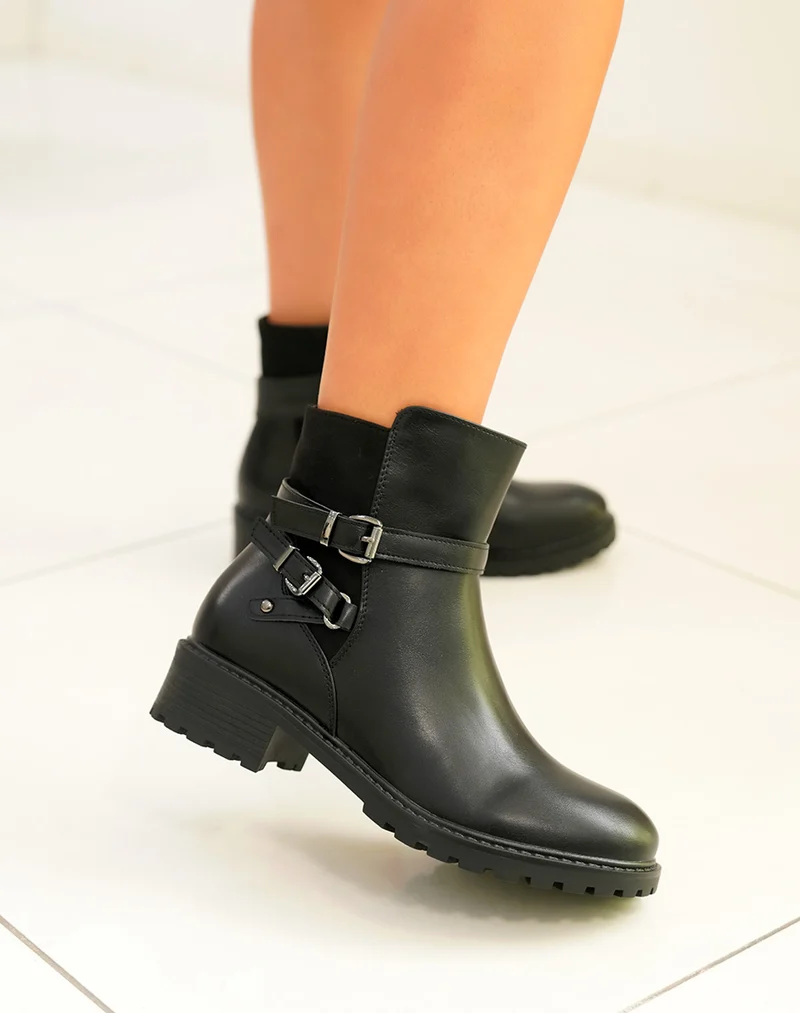 Luxe & Simplicité : Bottines Noires avec Double Lanières Argentées
