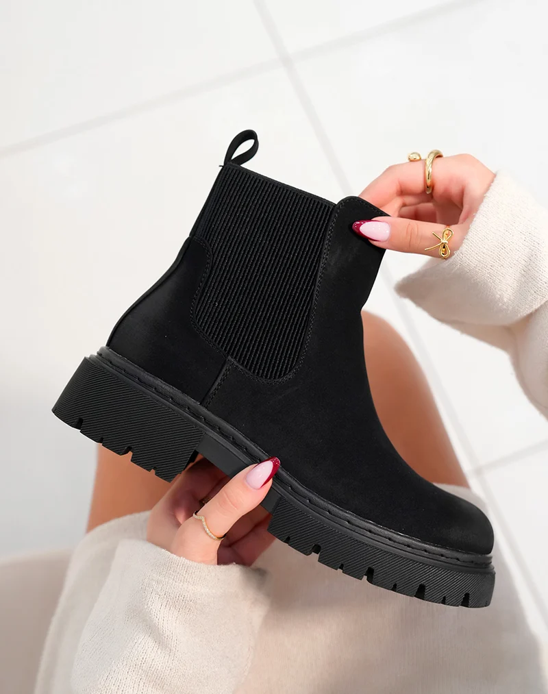 Bottines Chelsea Noires en Suédine avec Semelle Crantée