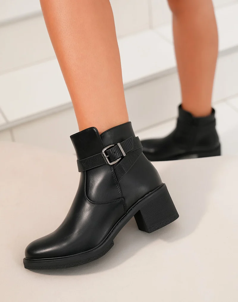 Bottines noires à lanières ajustable et talon carré