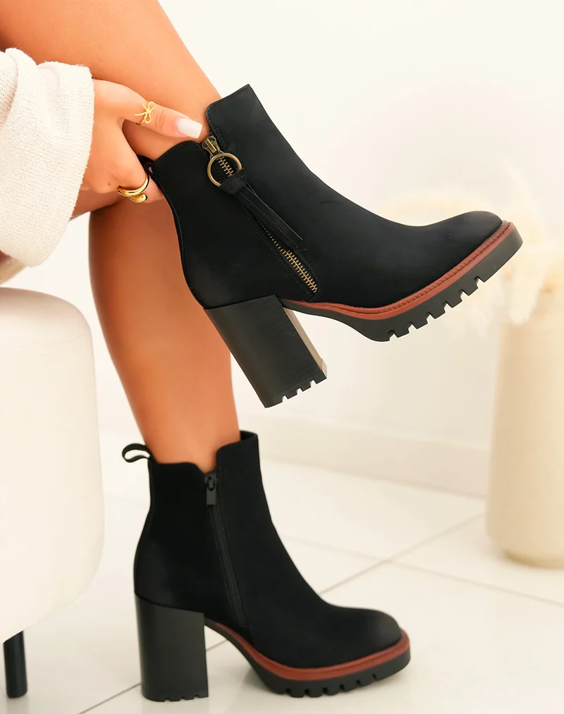 Bottines noires à talon et détail marron