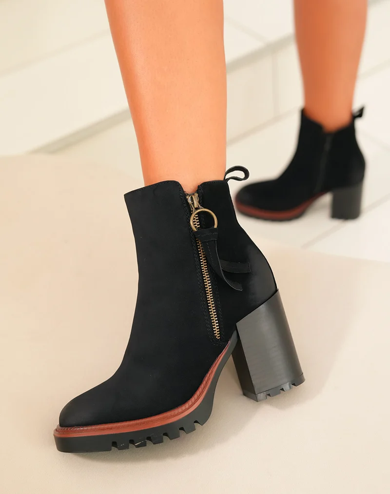 Bottines noires à talon et détail marron