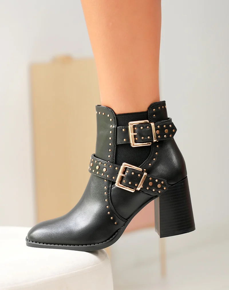 Bottines noires cloutées à talon et bout carré