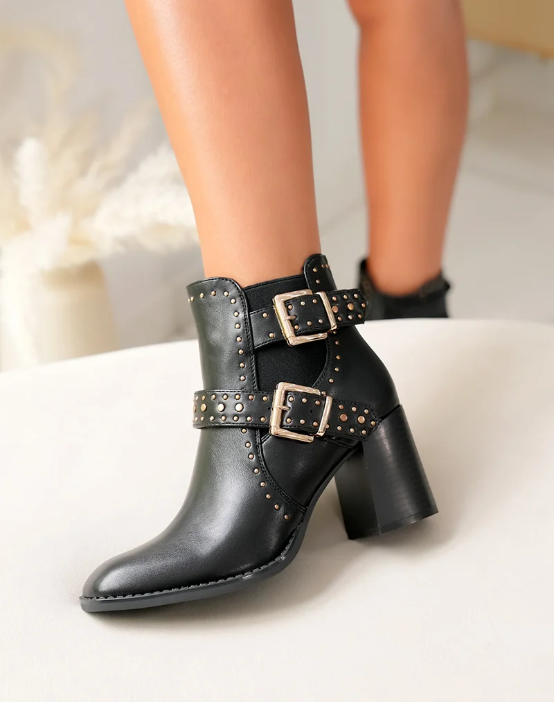 Bottines noires cloutées à talon et bout carré