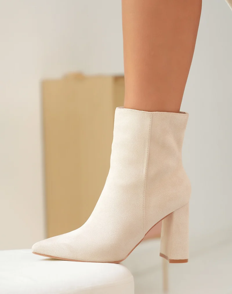 Bottines à talon en suédine beige à bout pointu