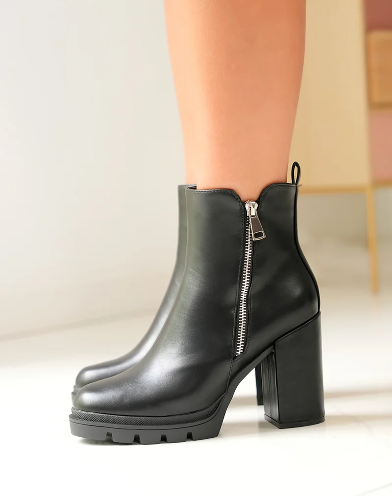 Bottines noires à talon et détail glissière argentée