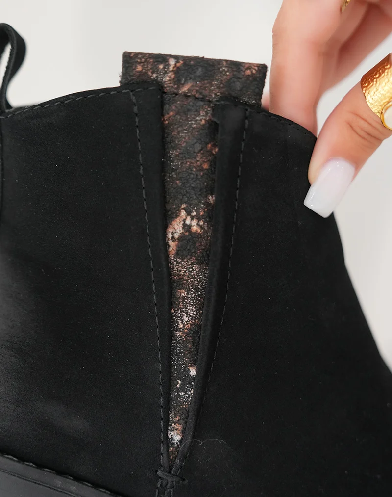 Bottines noires élégantes avec détail nacré