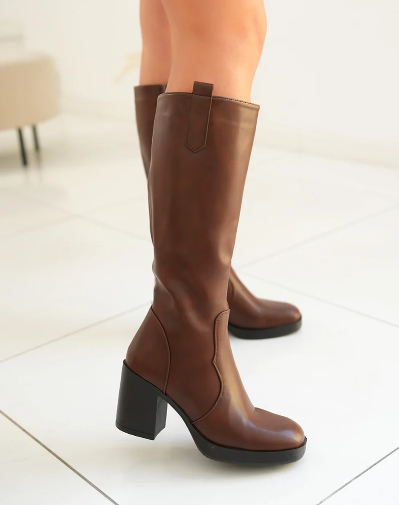 Bottes femme marron élégantes avec talon épais et détail tissé