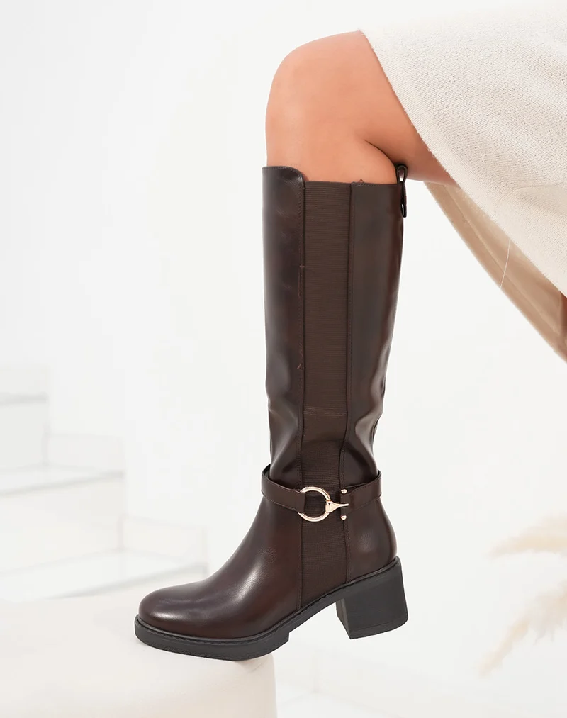Bottes femme marron avec talon moyen et boucle décorative dorée