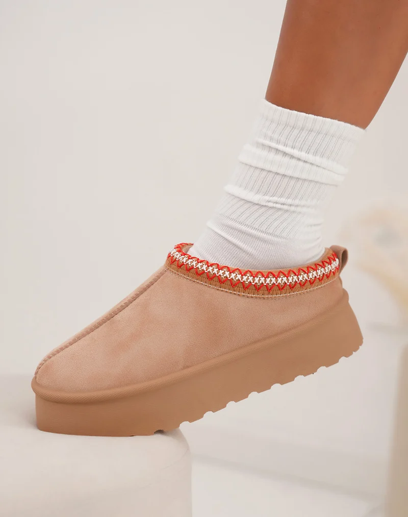 Mules femme beige tendance avec plateforme et surpiq?res rouges et blanches