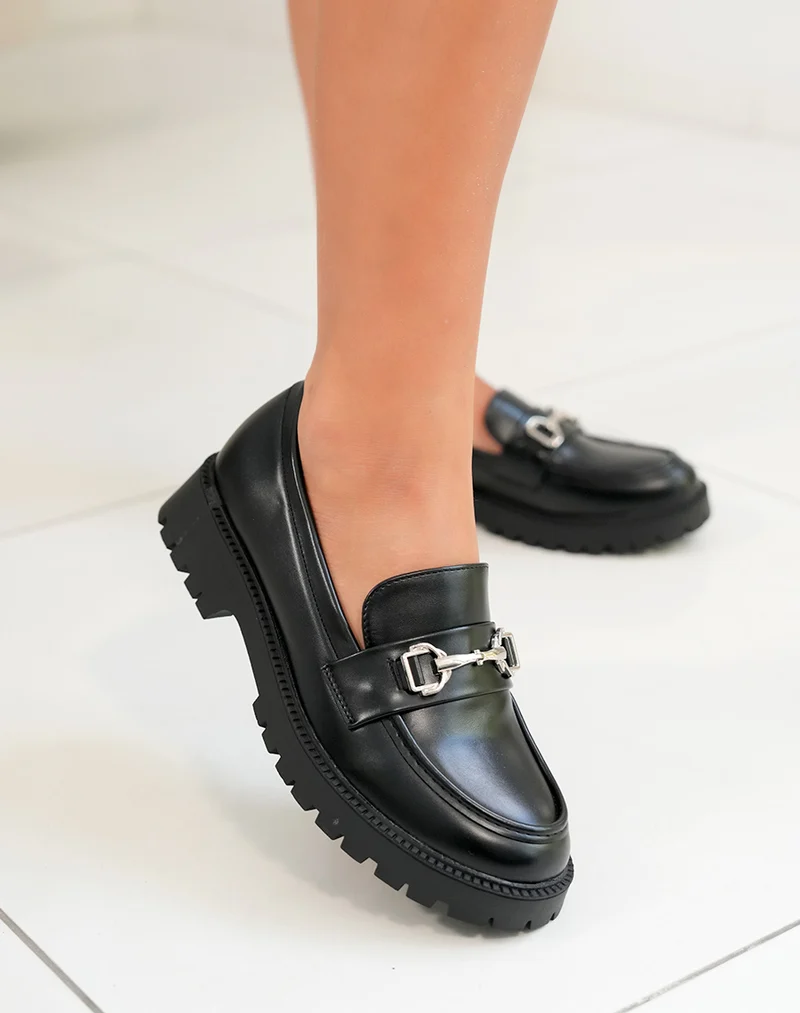 Mocassin femme noir avec semelle crantée et boucle argentée