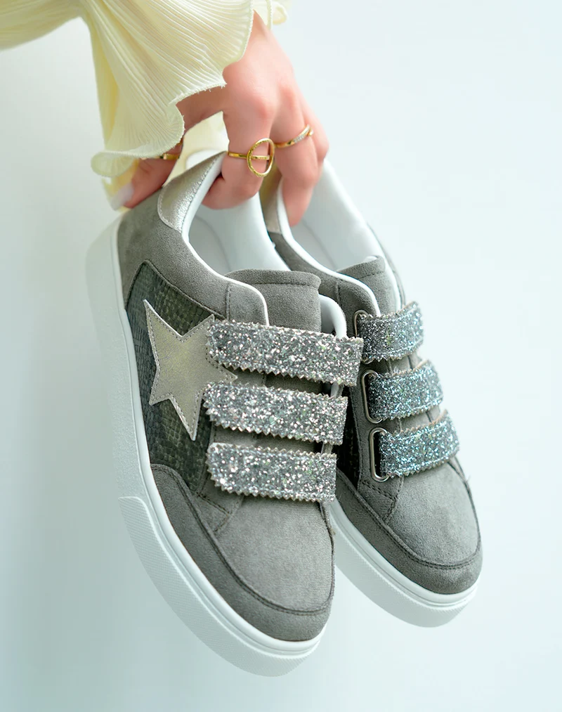 Baskets femme gris foncé effet daim avec empiècements croco vert et étoile argentée