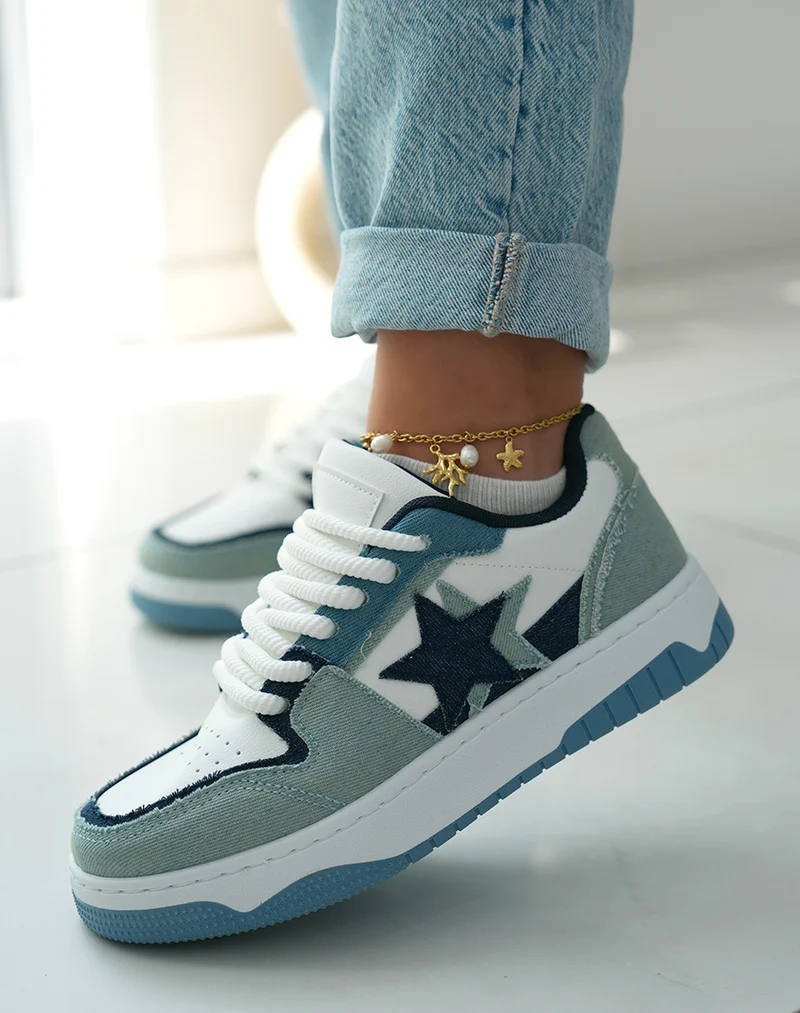 Baskets femme blanches à empiècements jeans et bleu avec lacets épais