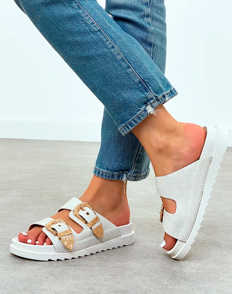 Mules Gris Clair avec Doubles Sangles et Boucles Dorées – Sophistication Urbaine