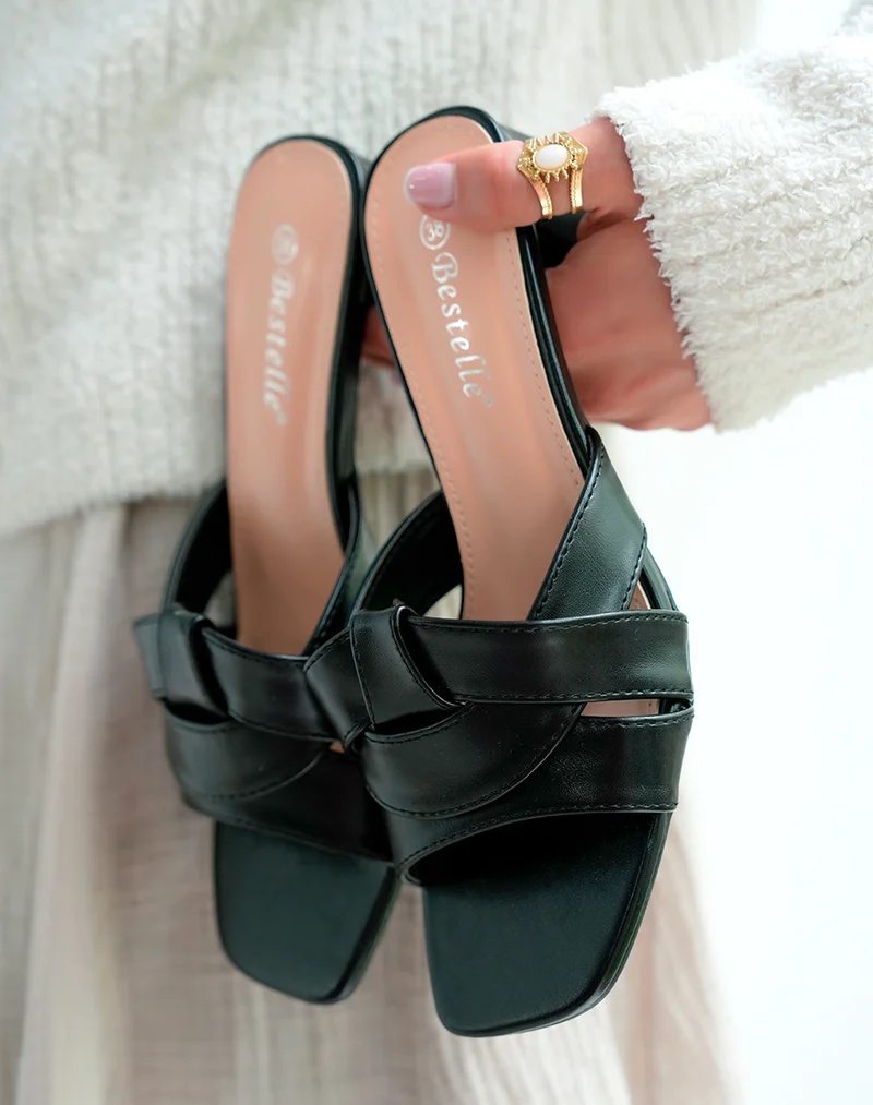 Mules Noires à Talon Carré et Brides Entrecroisées – Allure Contemporaine et Confort