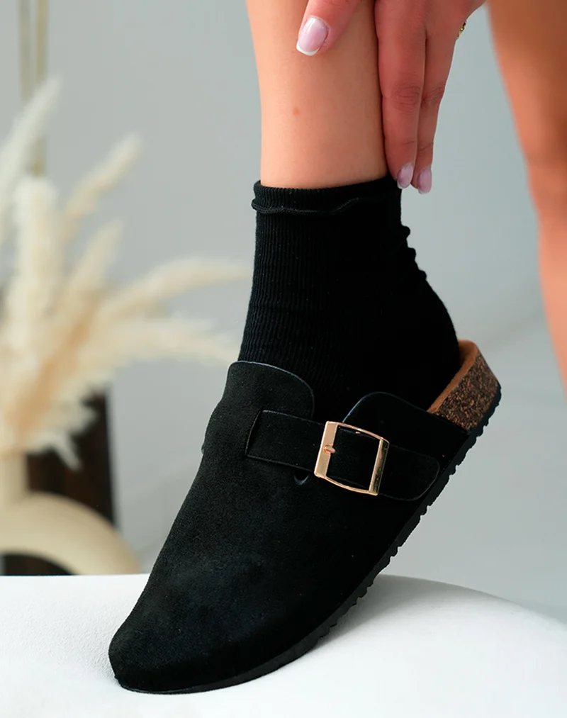 Mules Sabots Femme Noires Suédine avec Boucle Dorée – Confort Tendance