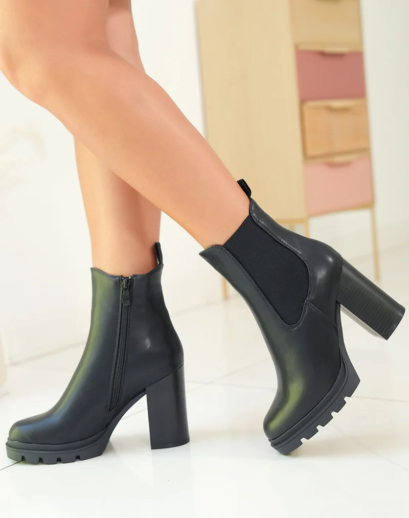 Bottines noires à talon et semelle légèrement crantée