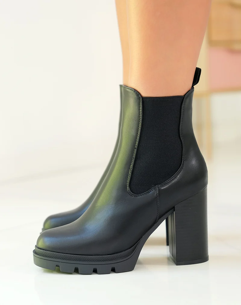 Bottines noires à talon et semelle légèrement crantée