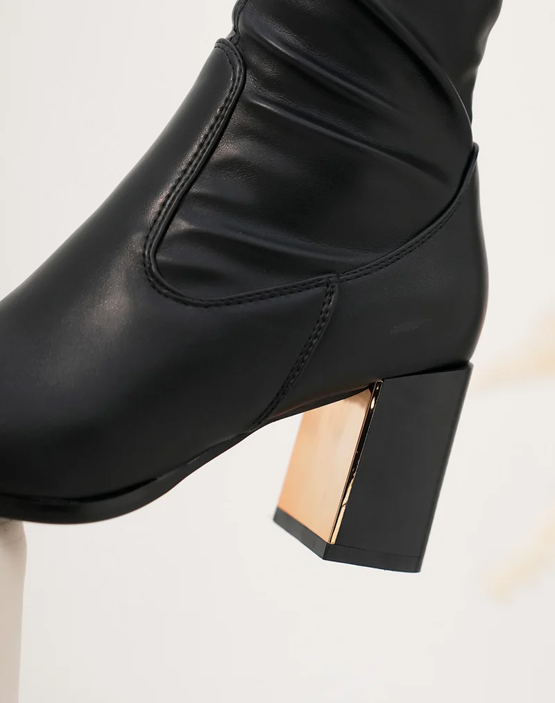 Cuissardes noires femme à talon et détail doré