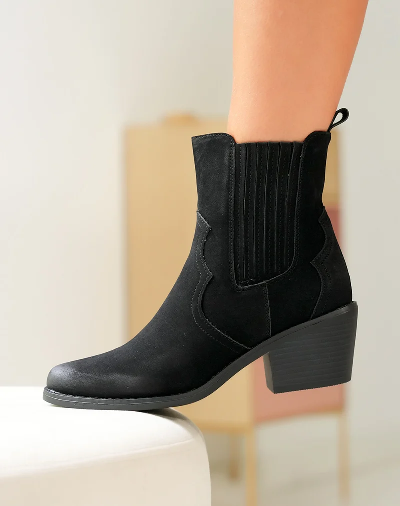 Bottines noires à bout pointu à effet daim