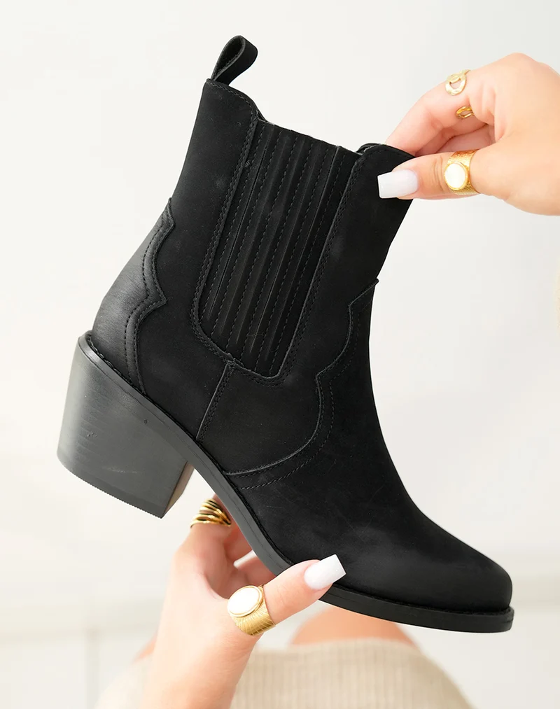 Bottines noires à bout pointu à effet daim