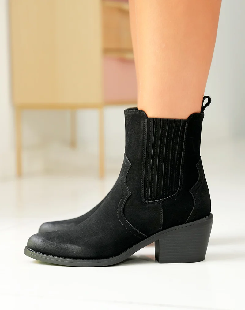 Bottines noires à bout pointu à effet daim