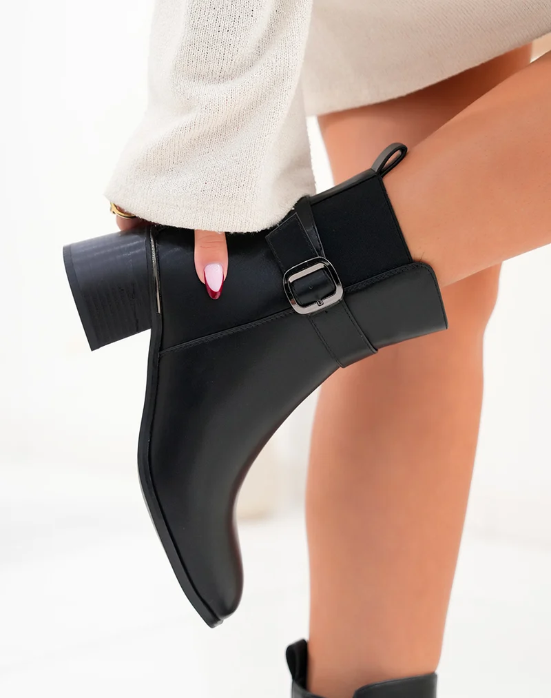 Bottines Noires à Talon et Sangle Argentée