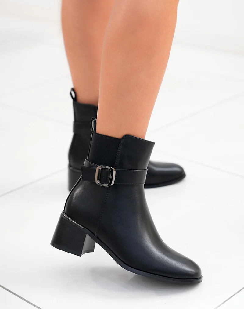 Bottines Noires à Talon et Sangle Argentée