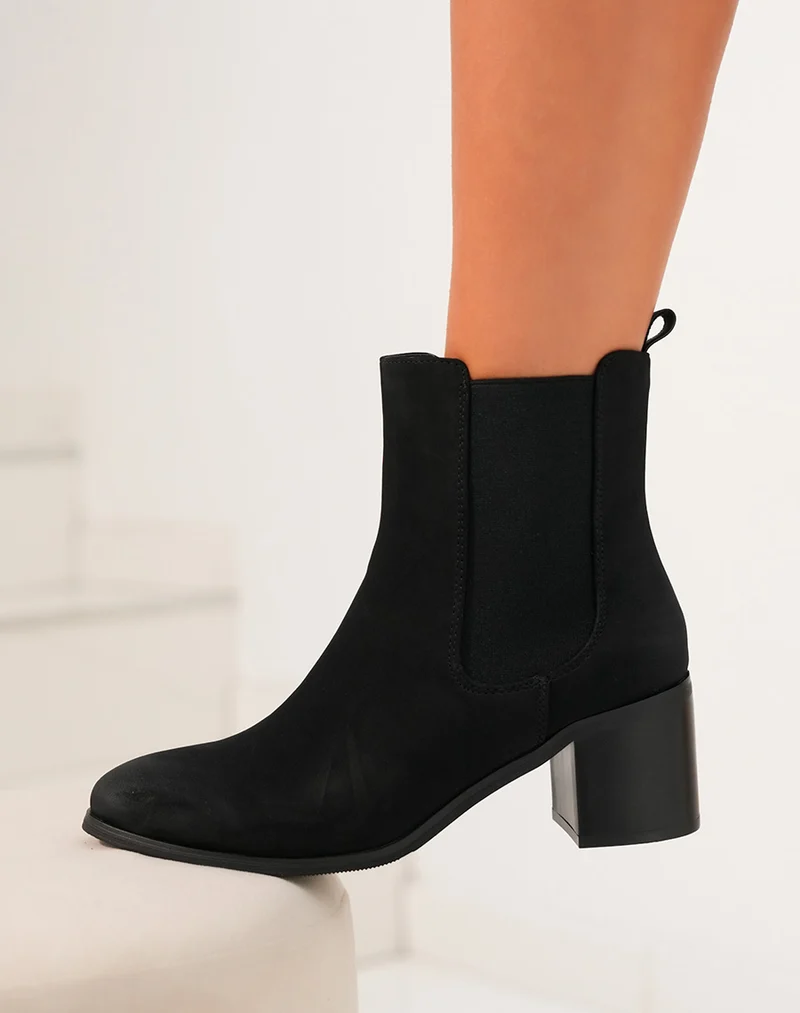 Bottines noires en suédine à talon