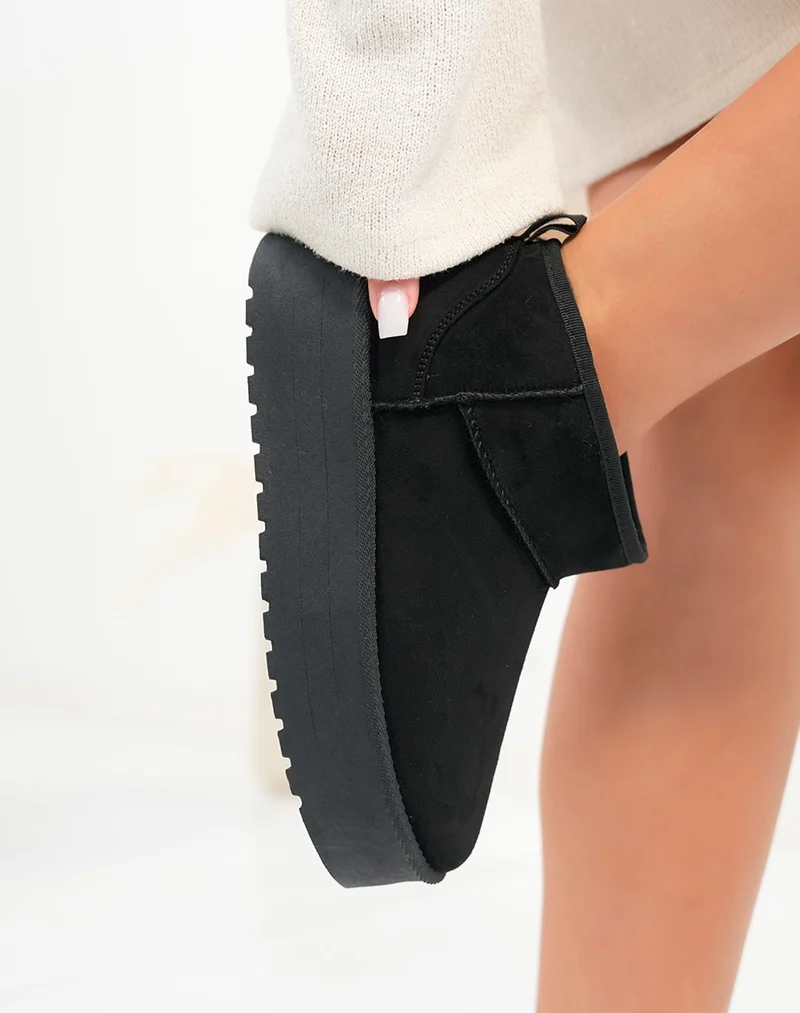 Bottines en suédine noire basses fourrées