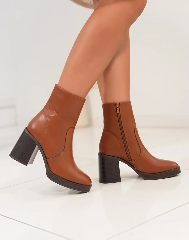 Bottines camel cintrées à talon épais
