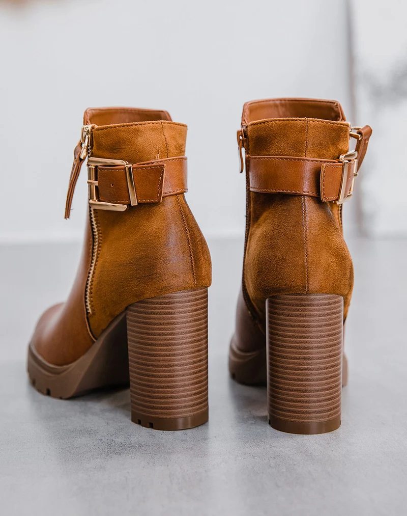 Bottines camel bi-matières à talons crantés avec sangle