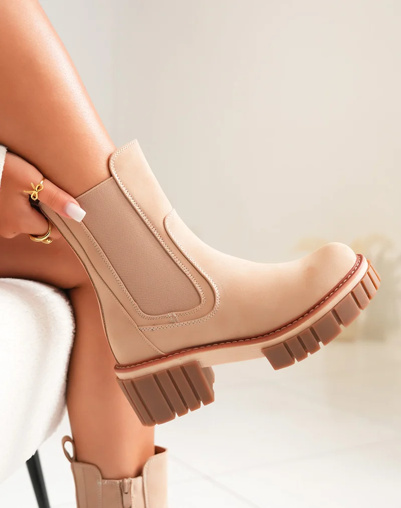 Bottines beige foncé à semelle marron et liseré camel