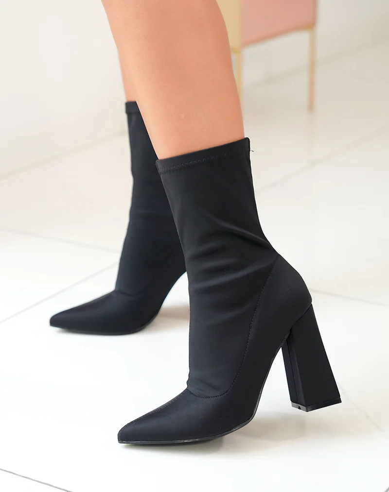 Bottines à talon en tissu noir et à bout pointu
