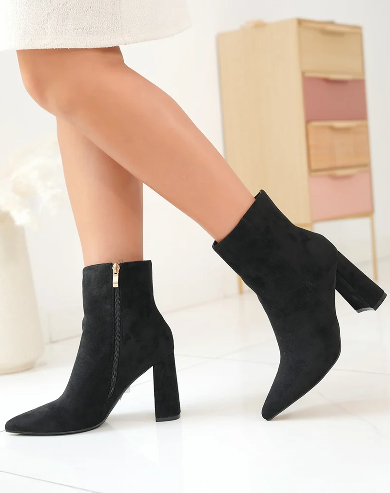Bottines à talon en suédine noire à bout pointu
