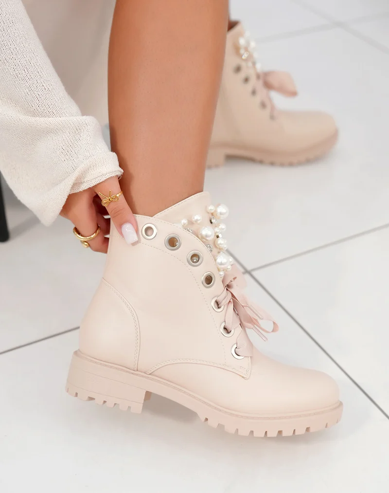 Bottines beiges à lacets épais et ajourées de perles