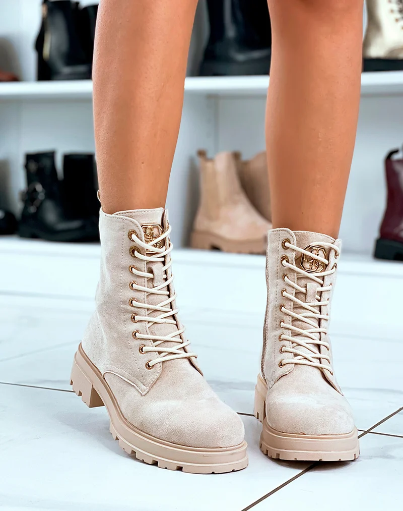 BOTTINES MONTANTES ? LACETS BEIGES EN SU?DINE AVEC D?TAILS DOR?S