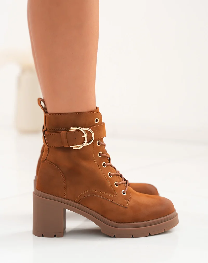 Bottines à Talon en Suédine Camel : L'Incarnation du Chic Hivernal