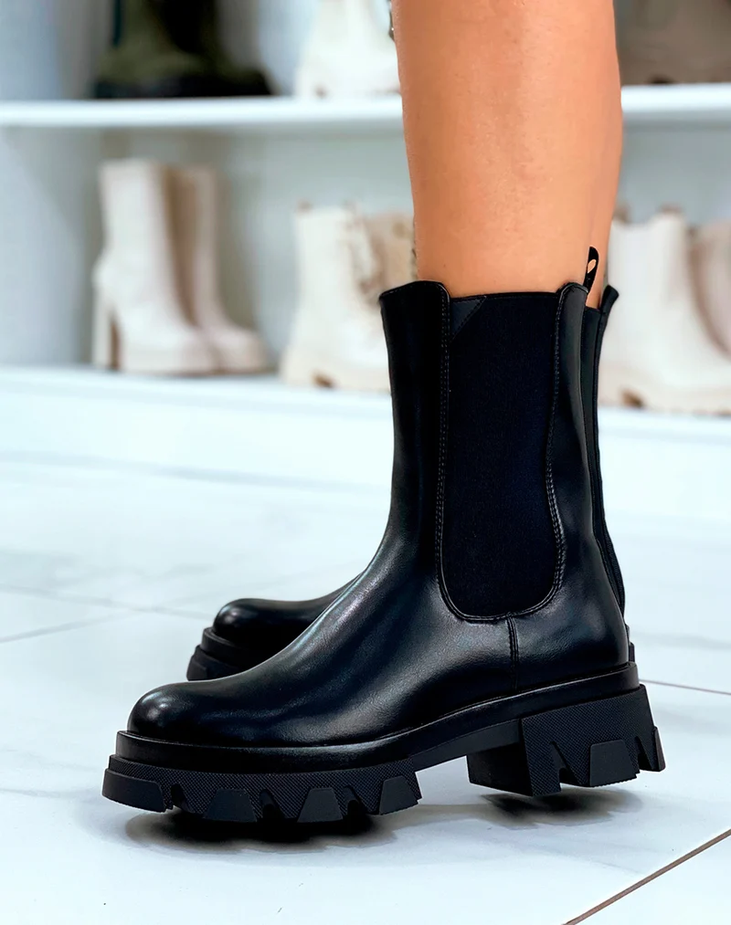 Bottines noires à semelle crantée et élastique sur le côté