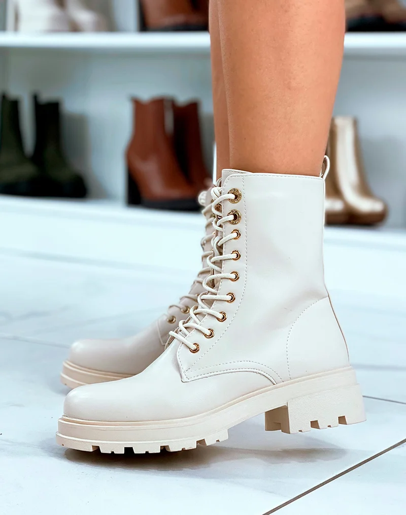 Bottines Beiges à Lacets avec Détail Doré Élégant