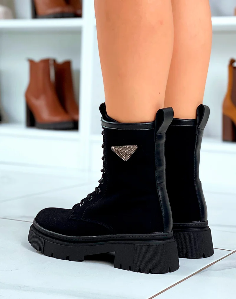 Bottines Noires en Suédine Montantes avec Détail Triangle à Strass